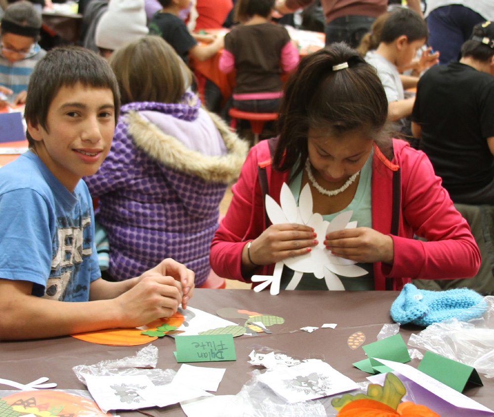 Cousins and siblings enjoyed making Thanksgiving decorations together for their families. 